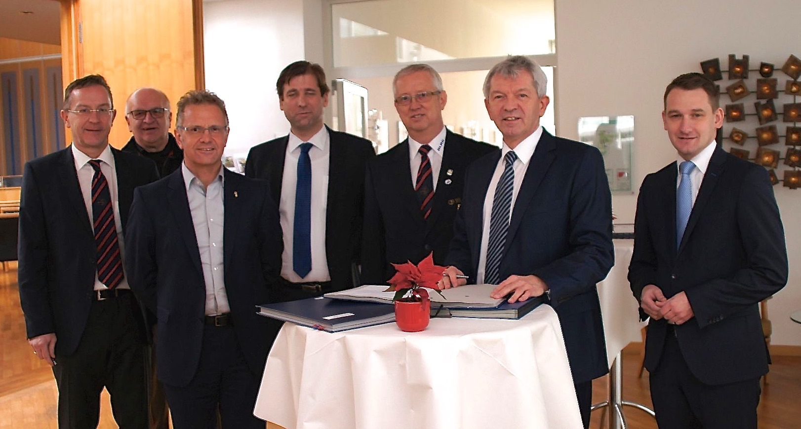 Vertragsunterzeichnung zwischen ZRF und DLRG Ortsverband Burgebrach: Udo Schönfelder (Vorstand DLRG OV Forchheim), Gerhard Kummerer (Geschäftsführer DLRG OV Forchheim), Lothar Philipp (Geschäftsführer ZRF Bamberg-Forchheim), Landrat Hermann Ulm (Forchheim), Franz Fuchs (1. Vorstand DLRG OV Burgebrach), Landrat Johann Kalb (Bamberg) und Johannes Maciejonczyk (1. Bürgermeister Burgebrach / v.l.n.r.). Foto: ZRF Bamberg-Forchheim/Markus Brodmerkel