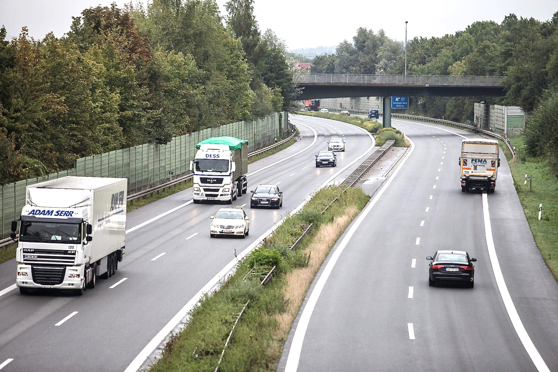 Die A73 nahe des Forchheimer Stadtzentrums. Die vorhandenen Lärmschutzwände (links) werden erhöht. Richtung Bamberg (rechts) werden neue Lärmschutzwände errichtet. Foto: Archiv / R. Rosenbauer