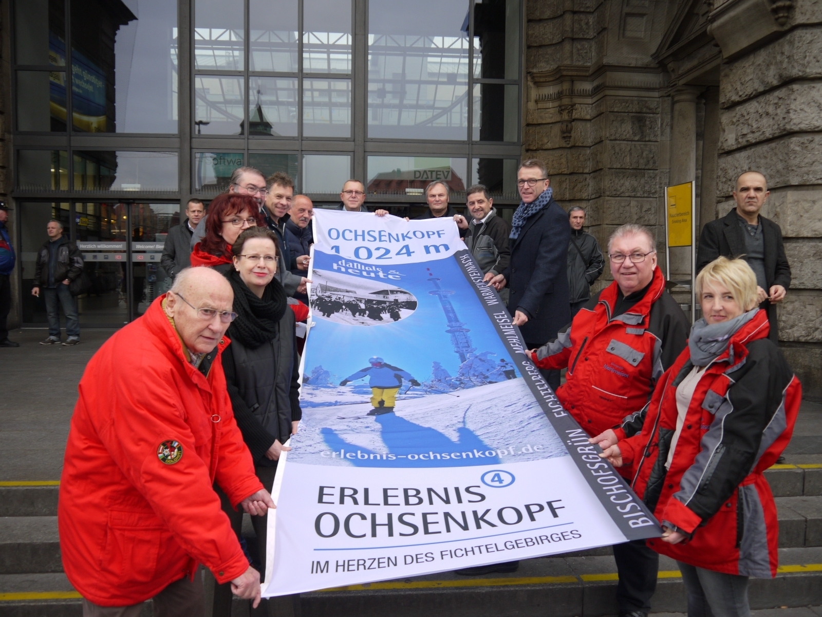 Bürgermeister und Touristiker präsentierten die neue Winterflagge der Ochsenkopf- Region vor dem Nürnberger Hauptbahnhof.