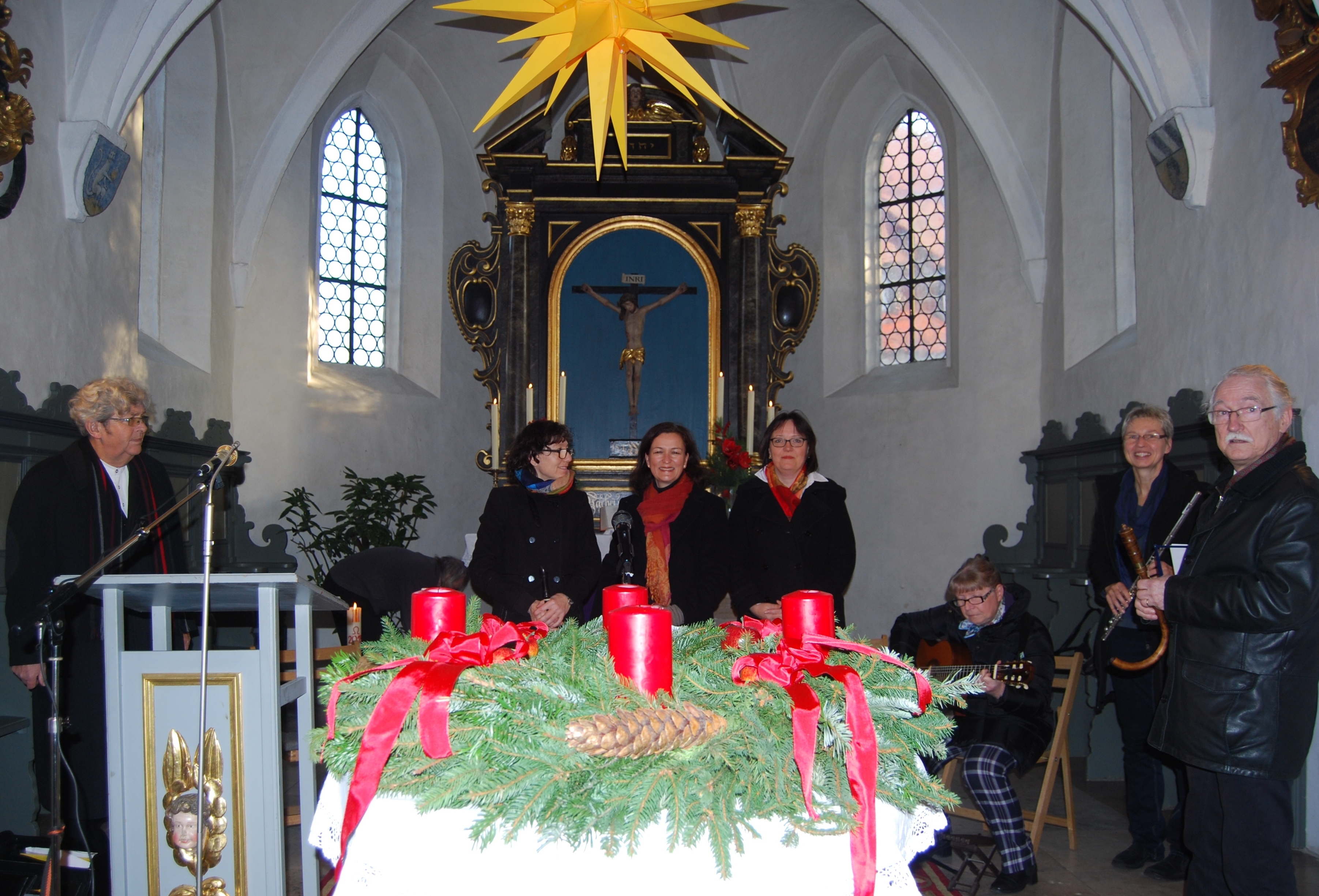 G. Hessenauer, die Pegnitztaler Sängerinnen und Pfr. Christoph Jäschke mit Krummhorn