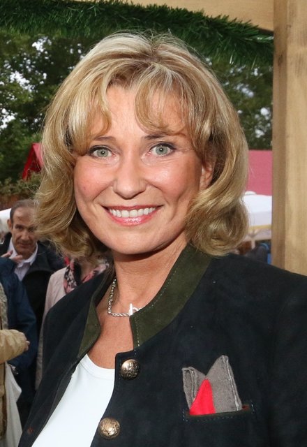 MdB Dagmar G. Wöhrl, Nürnberg: ,,Die Tradition, dass es am Heiligen Abend Saure Zipfel gibt, hat mein Mann Hans-Rudolf mit in die Ehe gebracht. Bei uns ist Weihnachten ein reines Familienfest. Für mich ist ganz wichtig, dass meine 90-jährige Mutter auch mit dabei ist. In diesem Jahr gibt es keine sportlichen Aktivitäten, da aufgrund meines Sprunggelenkbruches mein Bein noch bis Anfang Januar eingegipst ist.“ | Foto: John R. Braun