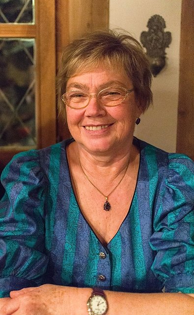 Renate Moser, Rentnerin, Forchheim:„Ich feiere Weihnachten in alter Tradition, in der die Familie und die liebsten Angehörigen beisammen sind – auch die alten Leute vor allem. Wir zünden die Kerzen am Tannenbaum an und singen Weihnachtslieder, ganz wie früher. Nach den Glückwünschen dürfen erst die Kinder und dann die Erwachsenen die Geschenke auspacken. Anschließend sitzen wir gemütlich beisammen. Auch ein Kirchenbesuch gehört für uns dazu, entweder schon am Nachmittag die Kindermesse oder eine Spätmesse.“ | Foto: R. Rosenbauer