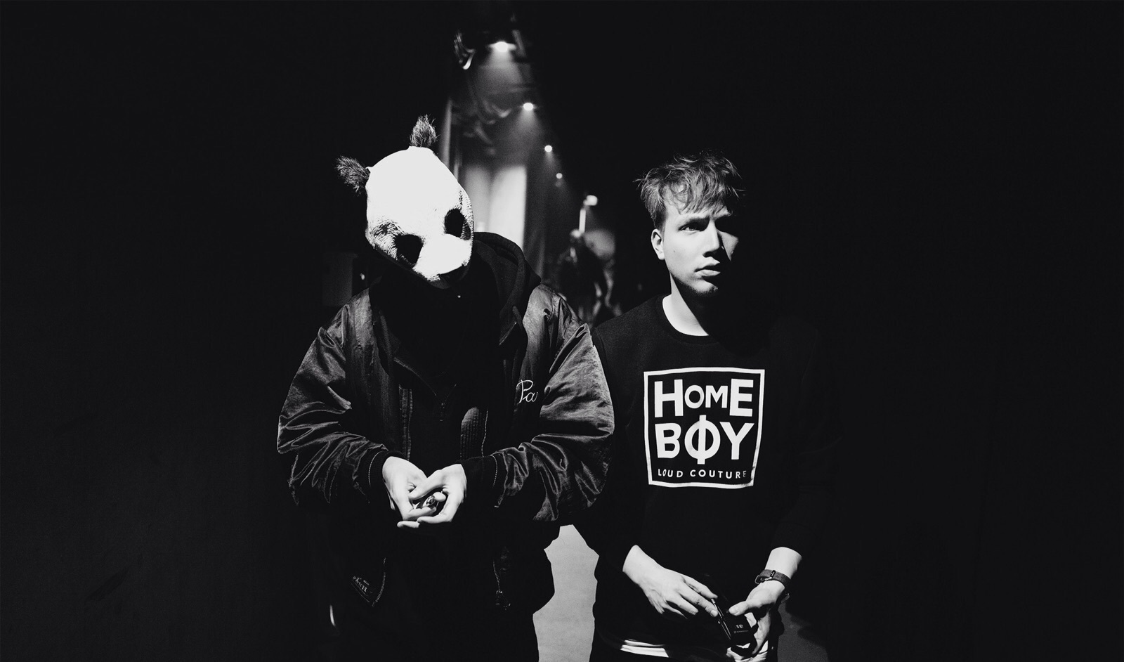 Fan der neuen Homeboy ,,Loud Couture" Kollektion: Gitarrist Tim Schwerdter (r.) mit Sänger CRO.