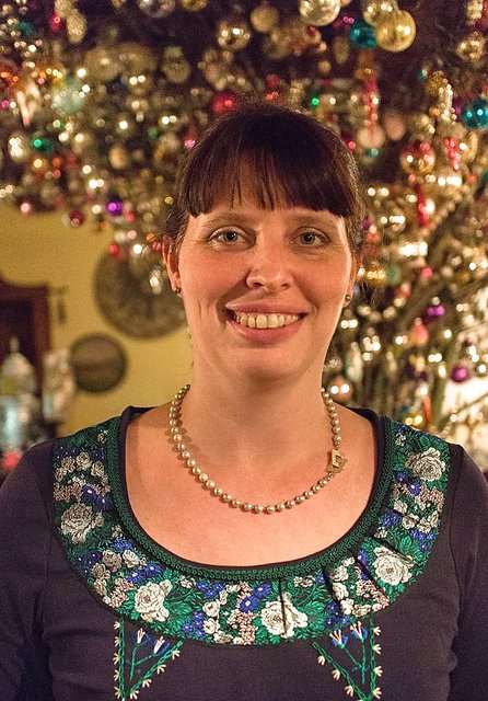 Kerstin Appelt, Lehrerin, Marloffstein: „Am Heiligen Abend gehen wir als Familie zuerst zum Krippenspiel, das finden unsere beiden Jungs immer besonders spannend. Wieder daheim gibt es erst die Bescherung, weil die Jungs keine Geduld haben, und dann wird gemütlich gegessen. Der Abend gehört ganz der Familie und klingt gemütlich aus. Die Ruhe, Entspannung und die leuchtenden Kinderaugen sind für mich das schönste am gesamten Weihnachtsfest.“ | Foto: R. Rosenbauer