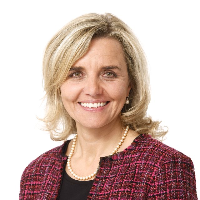 Alexandra Wunderlich, Stadträtin Erlangen und  CSU-Kreisvorsitzende: „Weihnachten steht für mich im Zeichen der Familie. Bereits am Vortag des Heiligenabends schmücken wir alle zusammen den Christbaum. Heiligabend beginnt mit dem gemeinsamen Besuch des Familiengottesdienstes in Tennenlohe, anschließend feiern wir mit den Großeltern Weihnachten. In diesem Jahr gibt es Fondue und wir genießen den Abend. Am 1. Weihnachtsfeiertag besuchen wir meine Schwiegermutter, am zweiten treffen wir uns bei meinen Eltern. | Foto: Privat