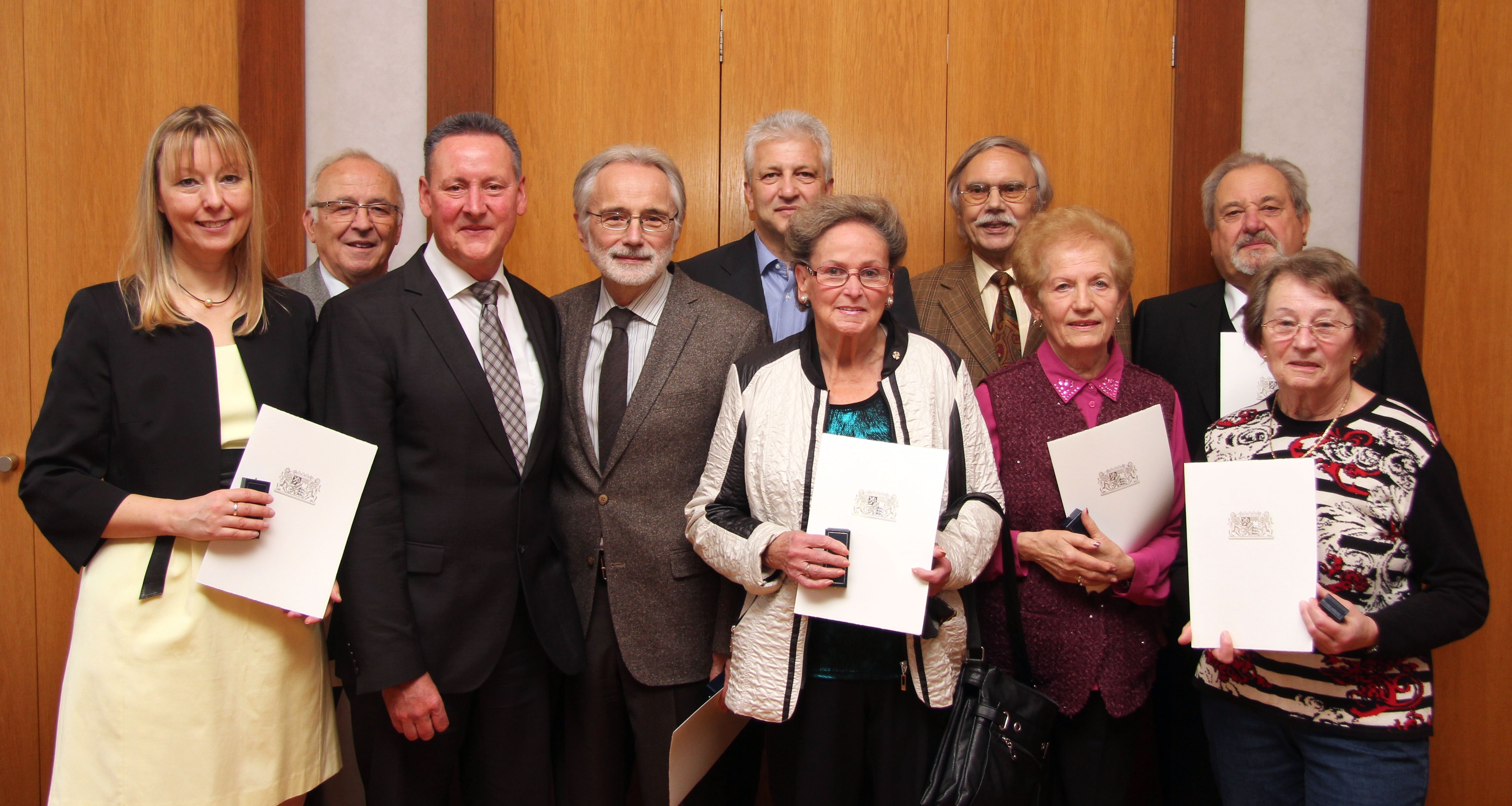 Oberbürgermeister Thomas Jung (3.v.li.) übereichte im Rathaus stellvertretend Urkunden und Ehrenzeichen an Jutta Pscherer, Walter Köhler, Gerhard Ritter, Aydin Kaval, Gisela Homberger, Antonius Schommer, Helga Frank, Klaus Schicker und Maria Felsch (v.li.n.re.). Es fehlt Rudolf Pfann.