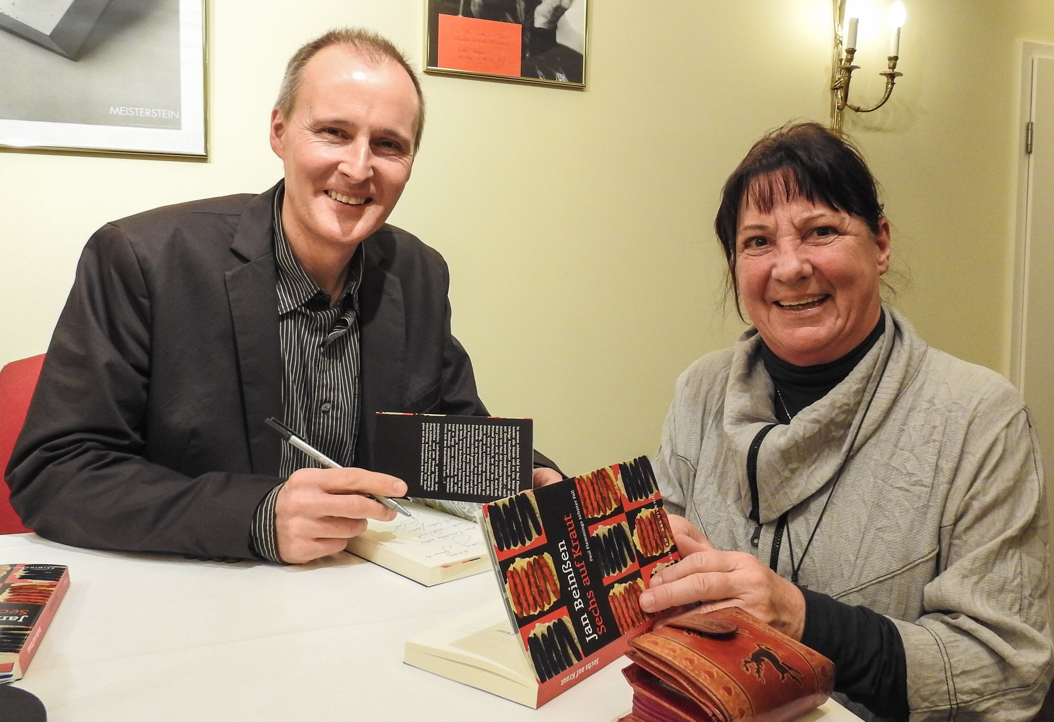 Krimi-Autor Jan Beinßen signierte nach der Lesung für die MarktSpiegel-Gäste.