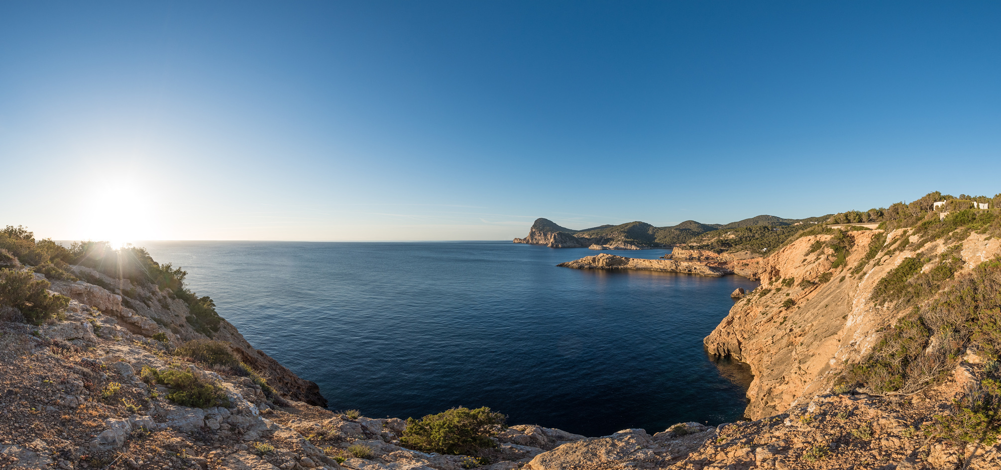 Reiseziele 2016: Ibiza - Bucht im Sonnenuntergang.