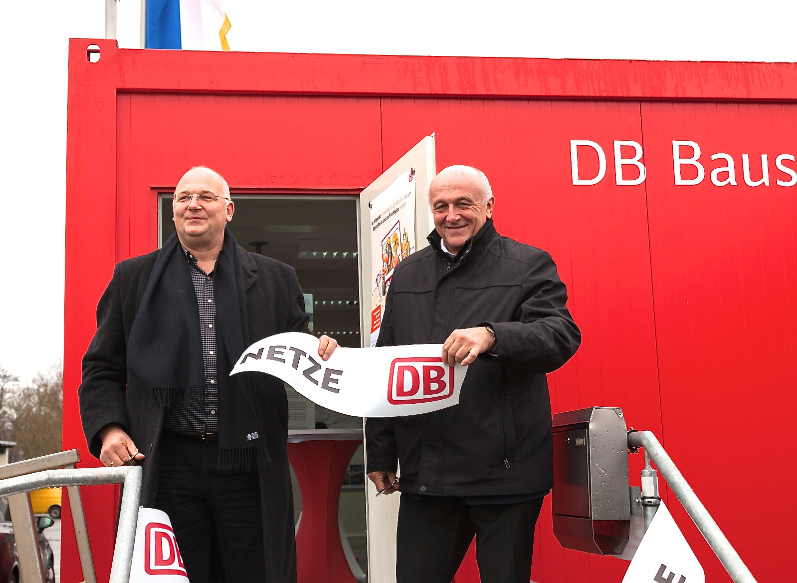Projektabschnittsleiter Alfons Plenterer (l.) und Dietmar Lehmann vom Eisenbahnbundesamt eröffnen den Infopunkt am Bahnhof Forchheim. Foto: Roland Rosenbauer