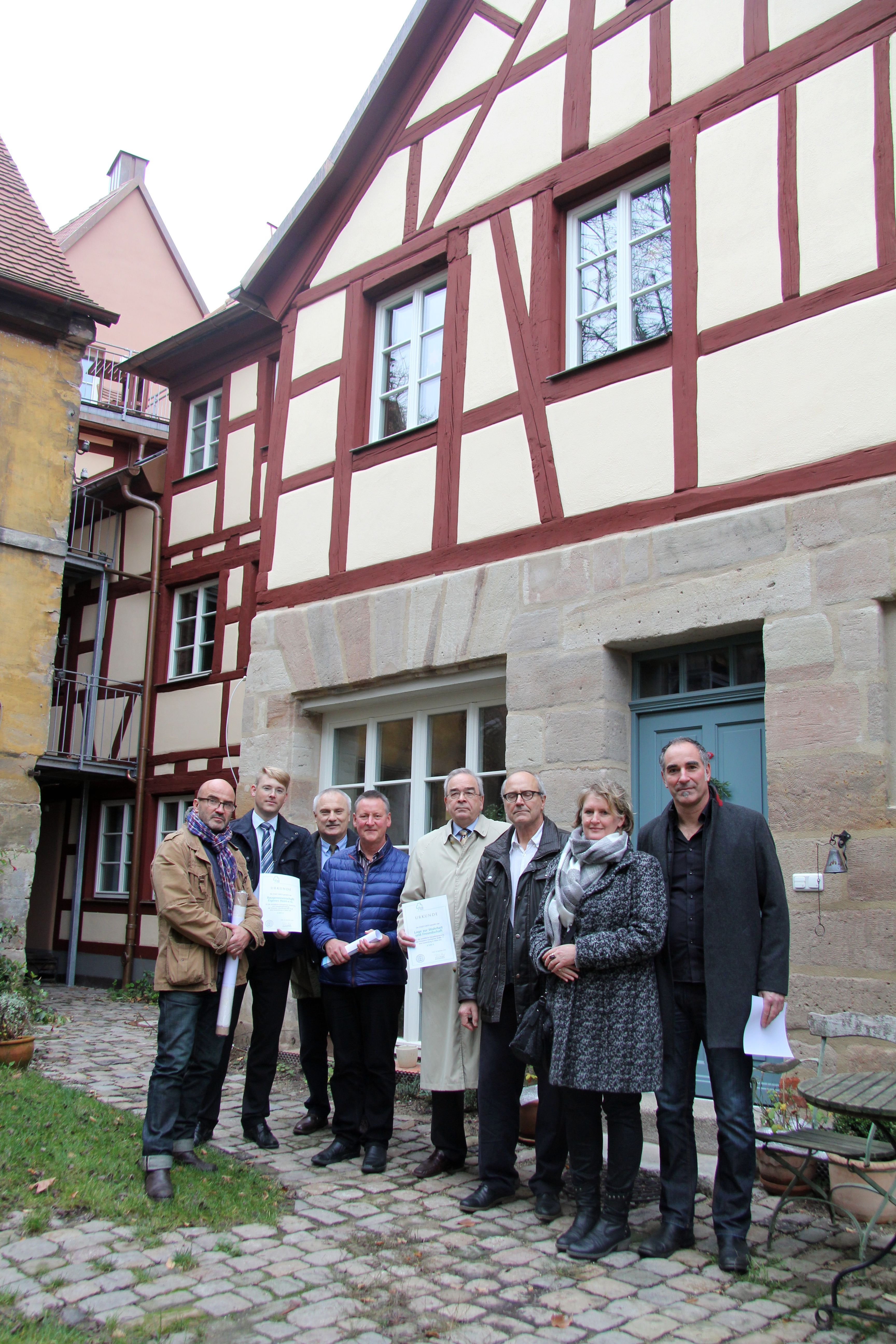 Im Hof des „Silberfischla“ übergaben OB Thomas Jung (4.v.li.) und Baureferent Joachim Krauße (3.v.li.) Urkunden und Prämien an Mathias Kreibich (Helmstraße), Marcus Zierer (Weinbergstraße), Frank Emmerich (Dambacher Straße), Paul Held (Helmstraße) sowie Ingrid und Rainer Hübsch (Flexdorfer Straße) (v.li.n.re.).