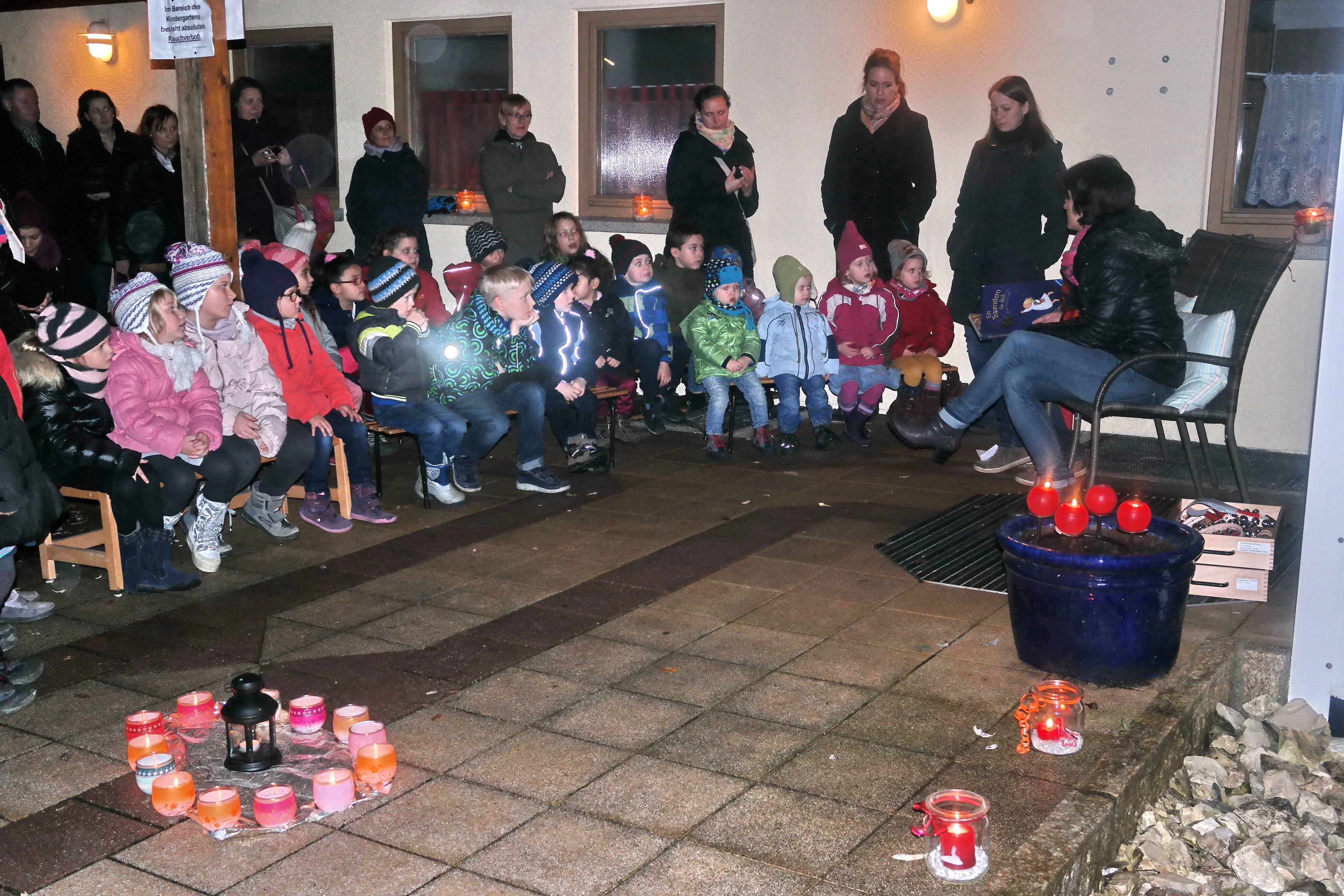 Die Kinder lauschten andächtig der Weihnachtsgeschichte