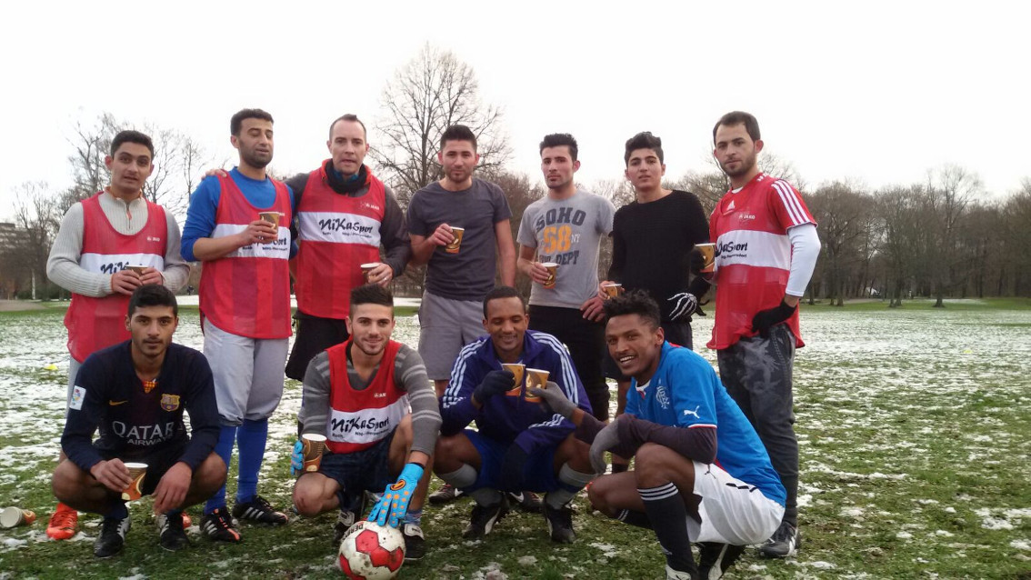 Die Flüchtlingsmannschaft "Welcomers" mit ihrem Trainer Jörg Endres (Mitte, stehend) gönnen sich im Training eine kurze Teepause. Foto: Privat