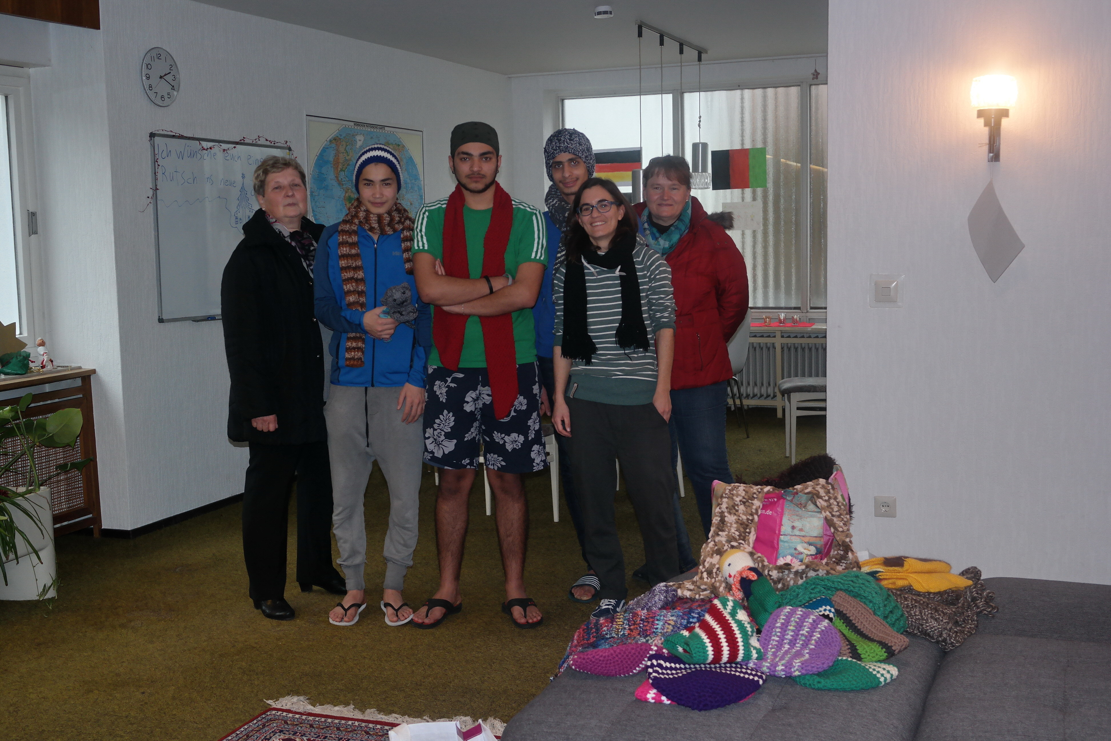 Marianne Schmidt, linkds, Andrea Fürst, rechts, beide Nachbarschaftshilfe, zusammen mit den jugendlichen Flüchtlingen und deren Betreuerin