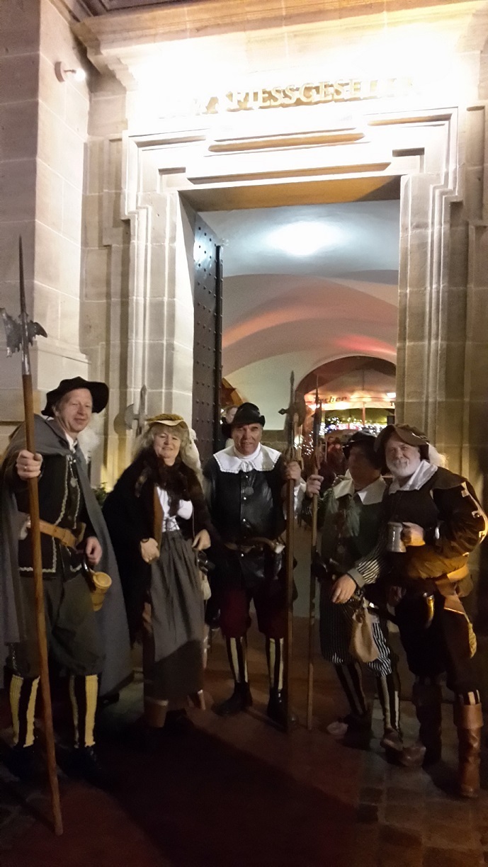 Das Foto zeigt die an der Pforte stehenden Landsknechte Bernd, Rolf, Michael und Hermann (v.l.n.r.) mit Marketenderin Gisela.