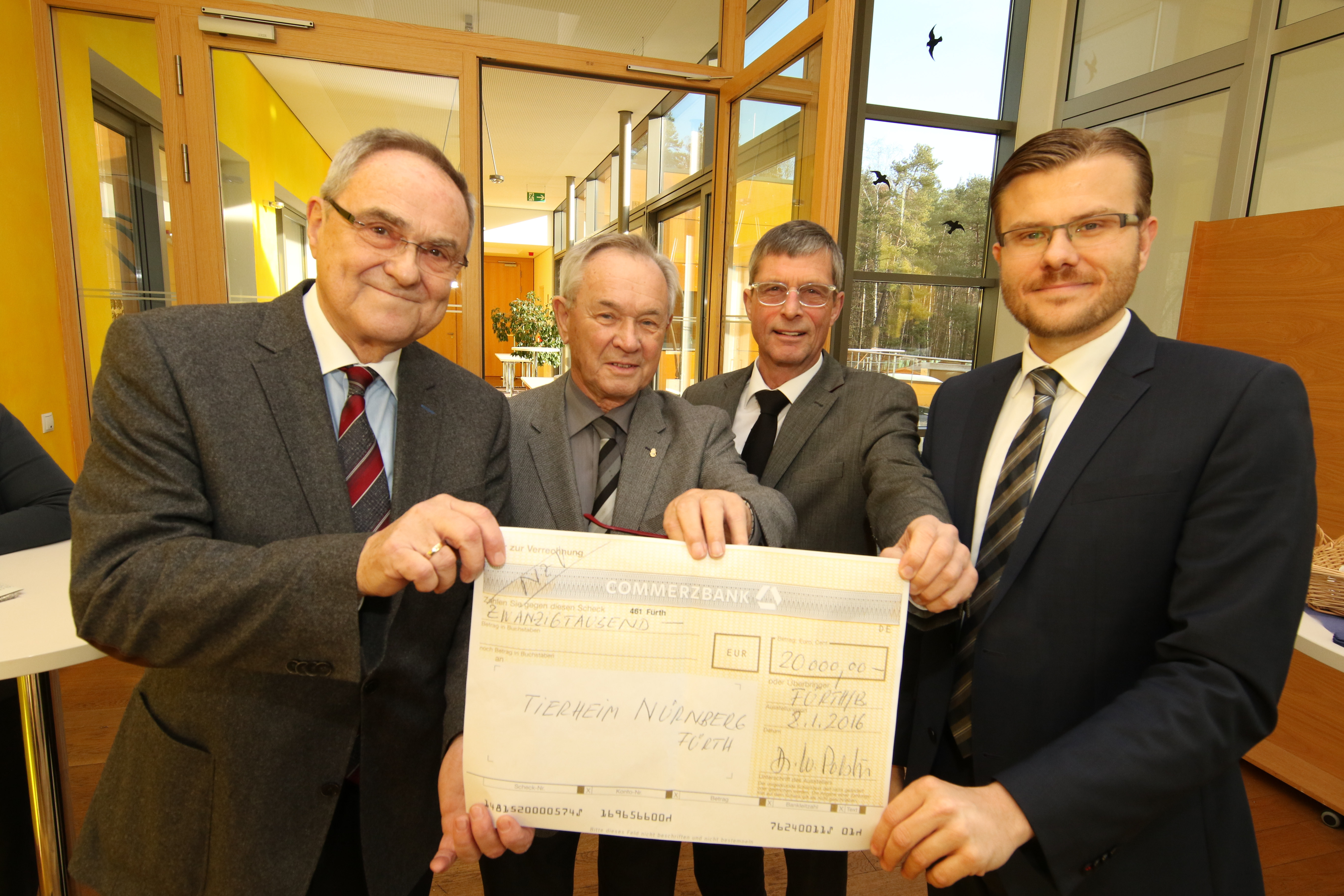 Scheckübergabe durch Stiftungsvorsitzenden Dr. Wilhelm Polster (2.v.l.) und Klaus J. Teichmann, Mitglied des Stiftungsbeirates, an Tierheim Vizepräsident Christoph Maier (2.v.r.) und Marcus König (r.), geschäftsführender Vorstand Tierheim Nürnberg.