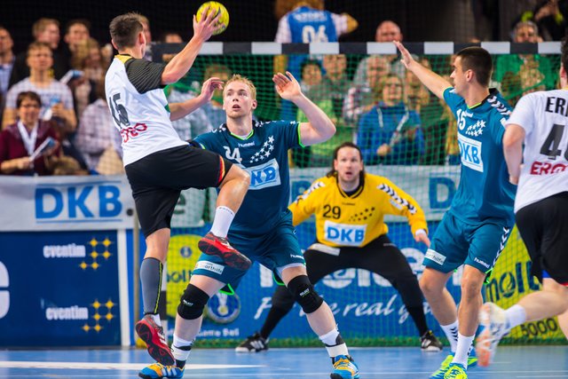 In der Arena Nürnberger Versicherung darf man sich auf ein unterhaltsames Handball-Spektakel freuen. | Foto: Sascha Klahn/DKB-HBL