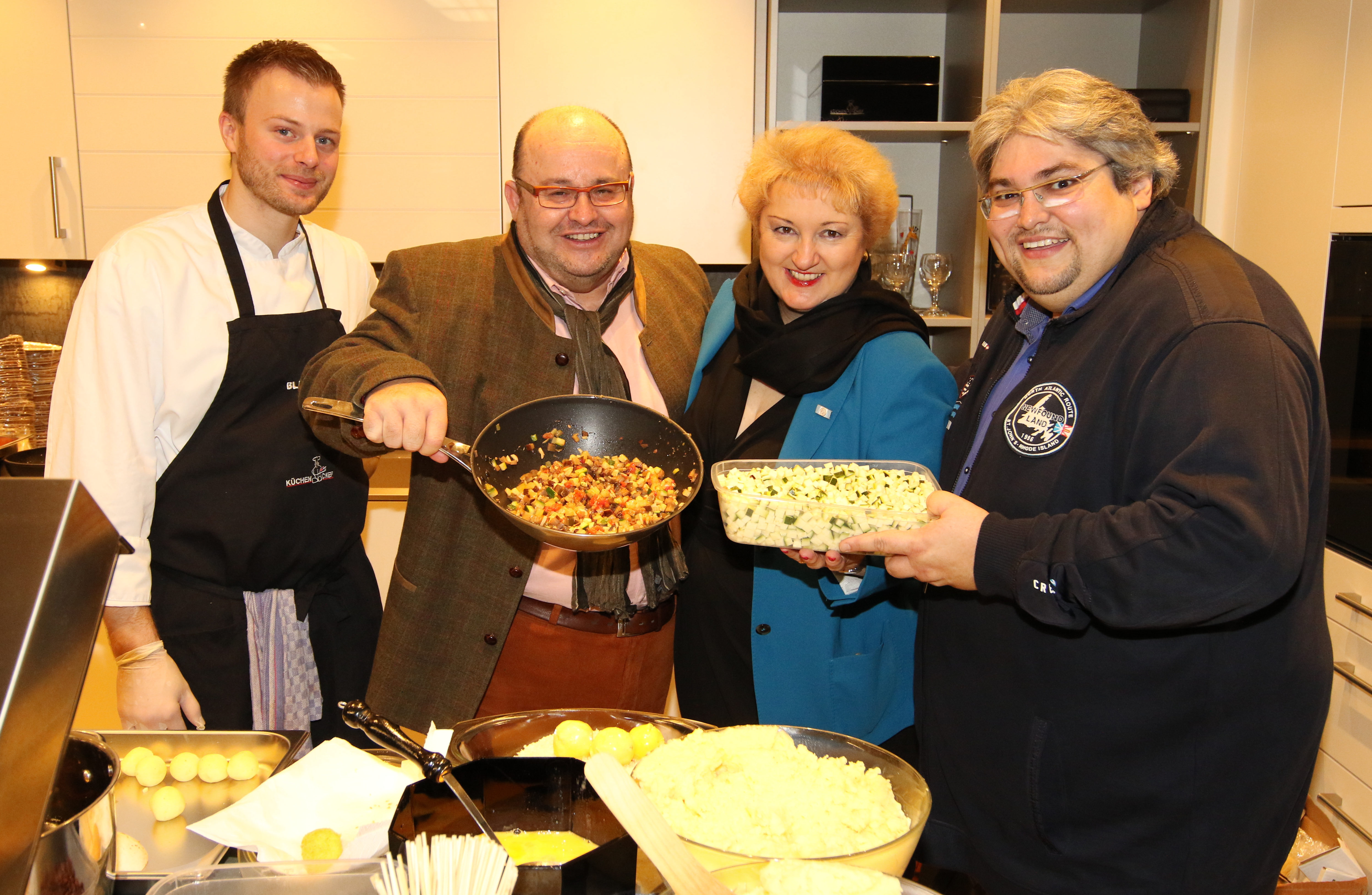 Koch Phillip Plessmann, Wellness-Experte Thomas Blösel, MdL Petra Guttenberger und „Küchenchef“- Inhaber Omar Mahroum (v.l.)