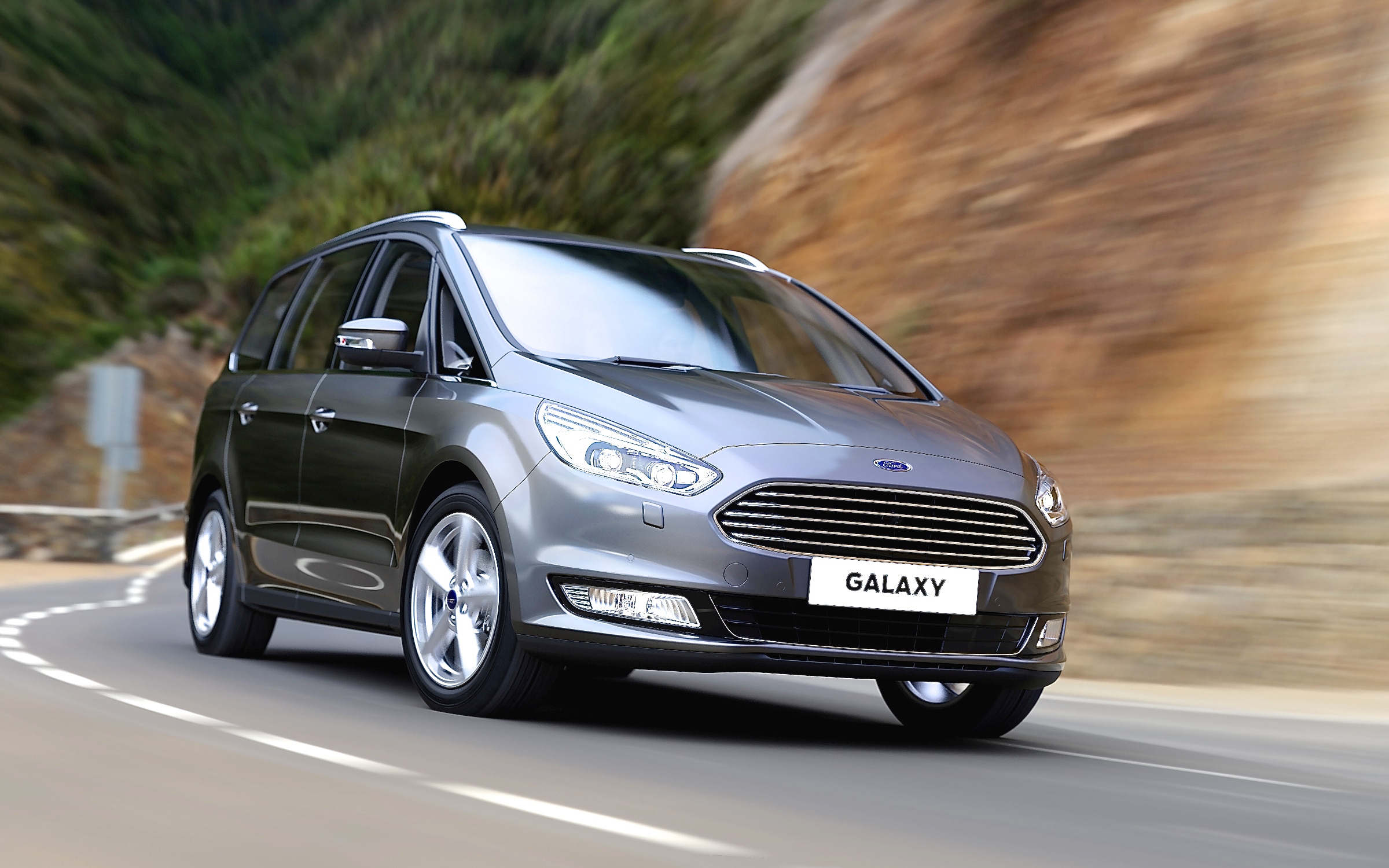 Während man sich im neuen Ford Galaxy über mühelosen Geradeauslauf zum Beispiel auf der Autobahn freuen darf, nimmt der Fahrspaß auf kurvenreichen Landstraßen keineswegs ab und bleibt selbst im dichten Stadtverkehr erhalten. Foto: Auto-Medienportal.Net/Ford