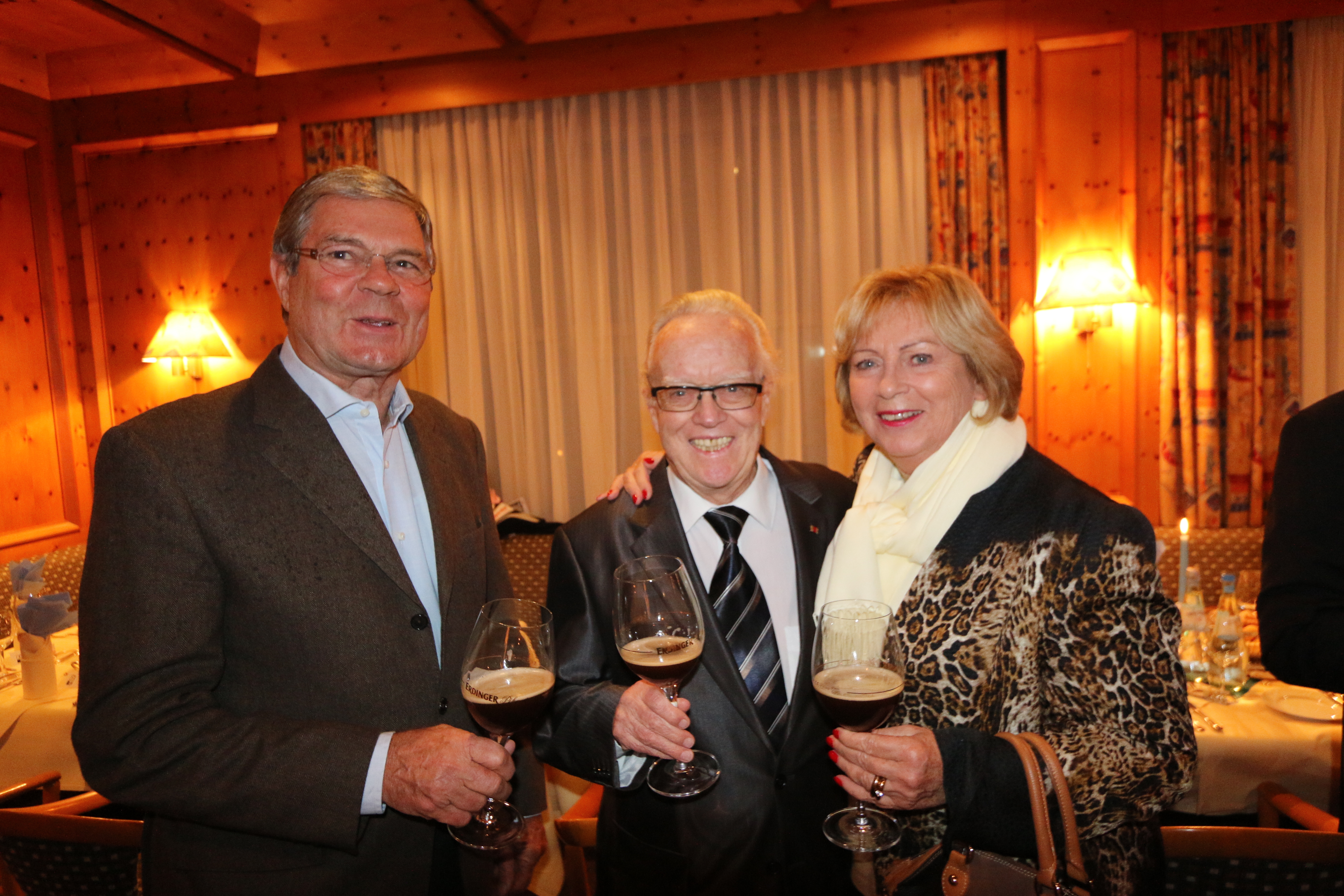 Hotelier Oskar Schlag (M.) mit Sportevent-Manager Herbert Höfl und Ehefrau Annerl.