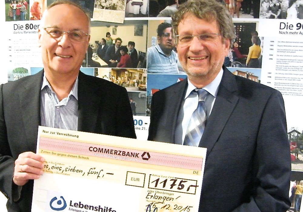Gerd Bißbort (r.) überreicht seine Spende an Lebenshilfe-Geschäftsführer Stefan Müller. Foto: oh