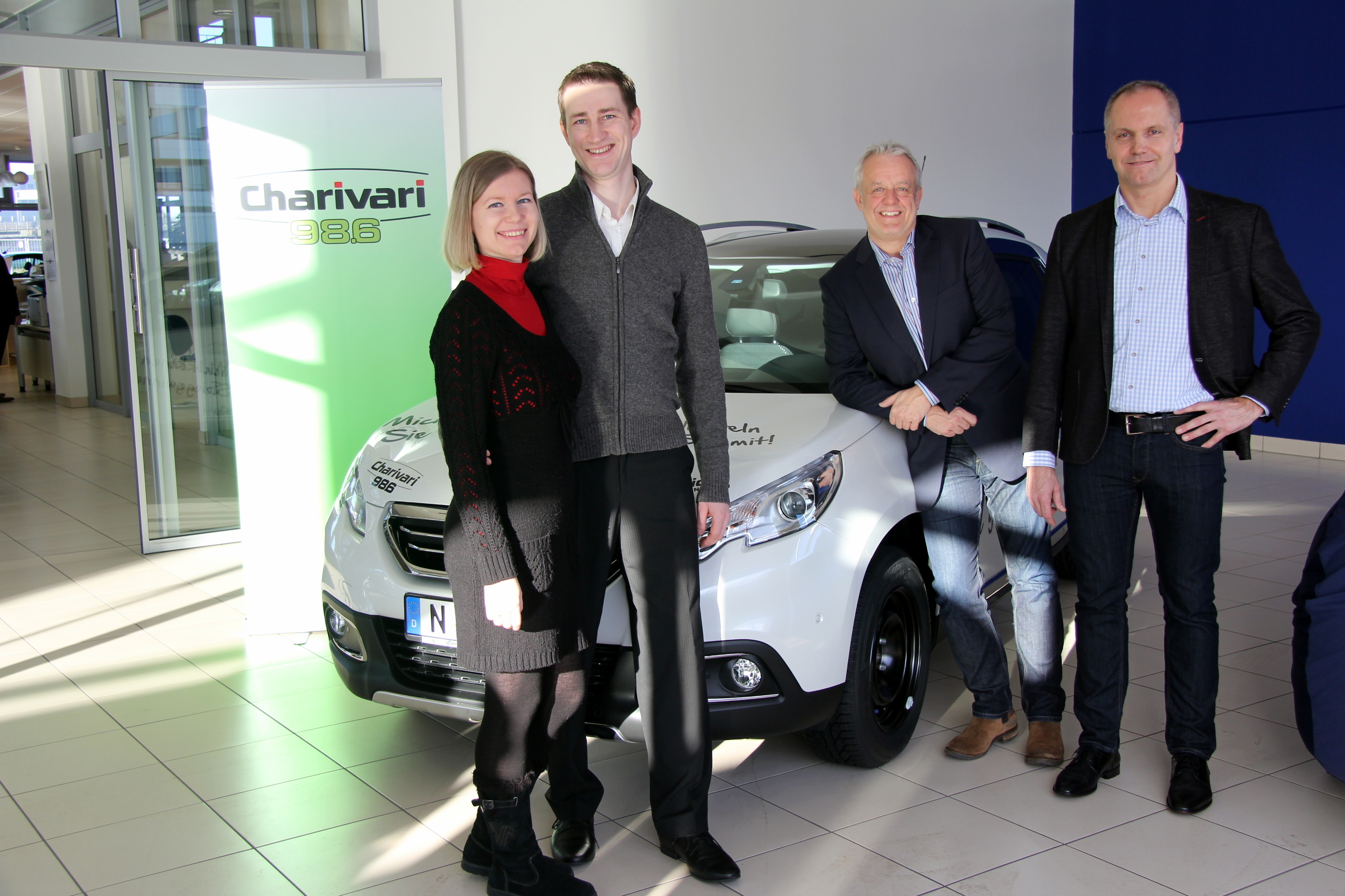 (v.l.n.r.) Das Gewinnerpaar Anna und Evgeny Listopad nehmen ihren neuen Peugeot 2008 Allure von Charivari-Programmchef Gerald Kappler und Peter Fröhlich (Inhaber Peugeot Center Fröhlich) in Empfang.