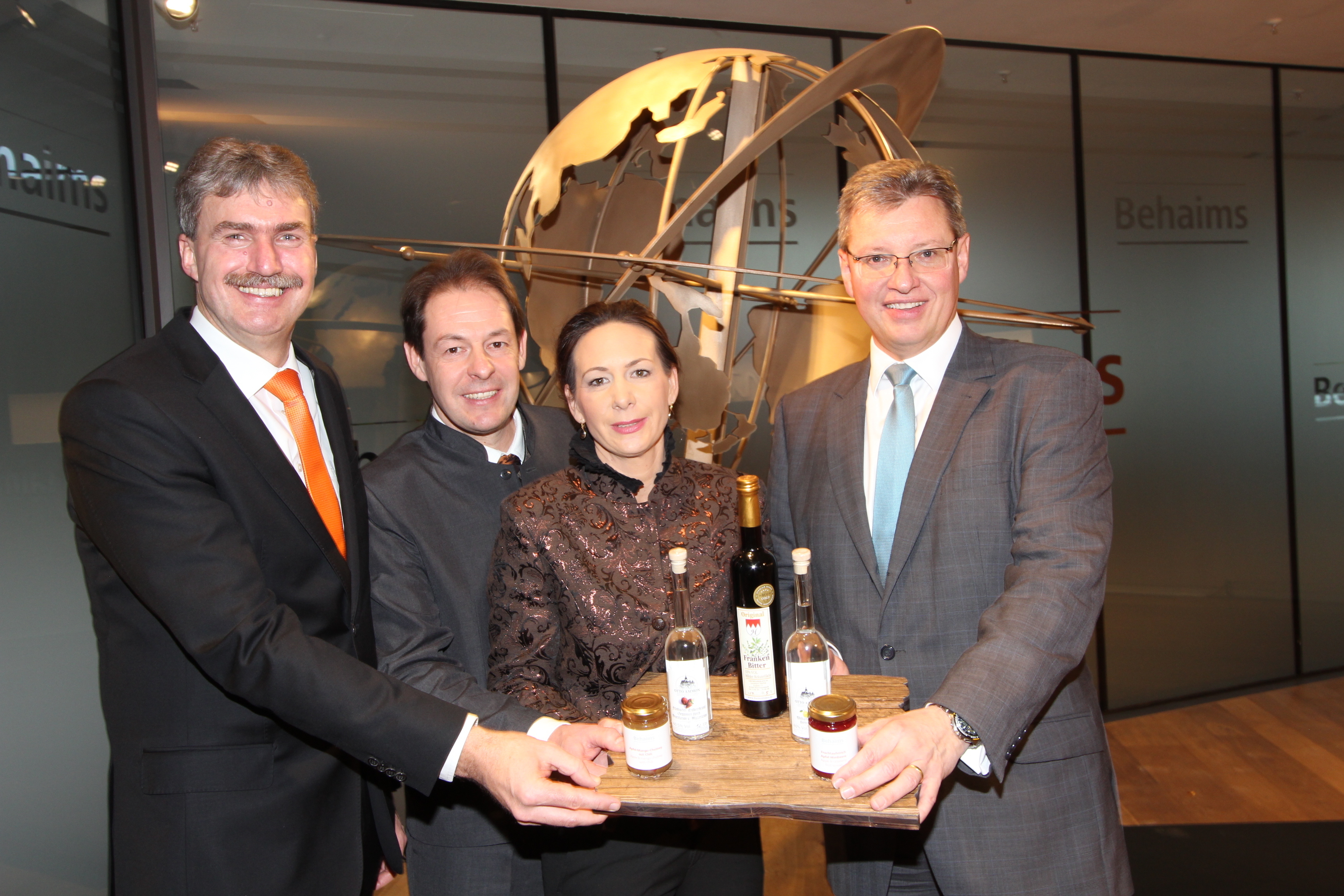 Bei der Restaurant-Eröffnung (v.l.) Peter Ottmann, René Lehrieder, Dr. Nadine Cauers-Lehrieder und Dr. Roland Fleck.