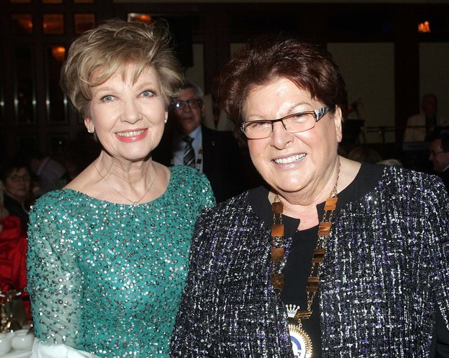 Landtagspräsidentin Barbara Stamm (r.), hielt die Laudatio in Vertretung von Vorjahrespreisträger Ministerpräsident Horst Seehofer, und TV-Lady Carolin Reiber. | Foto: © J. König