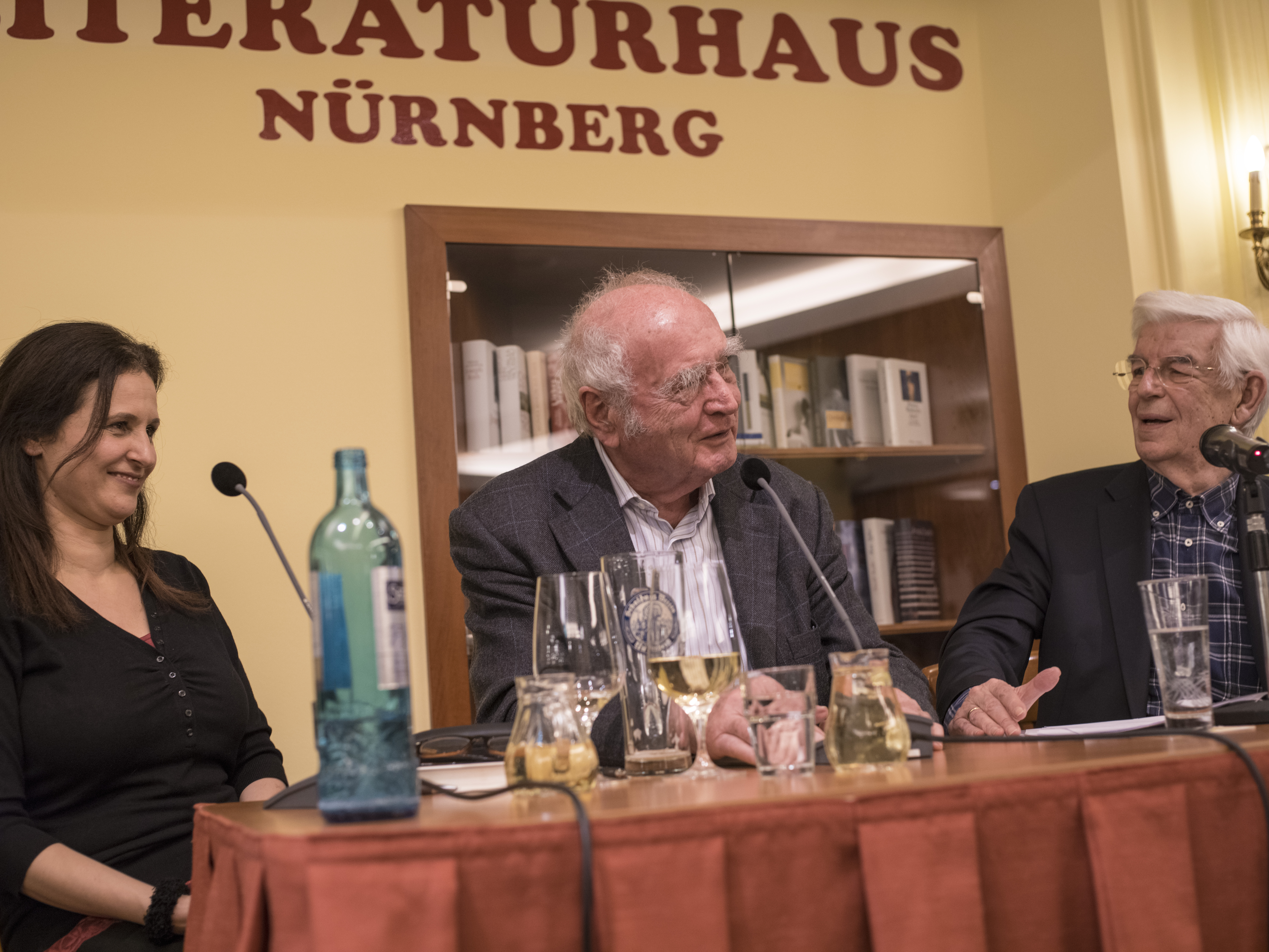 Interessante Gespräche (v.l.) Thekla Chabbi, Martin Walser und Dr. Manfred Boos.