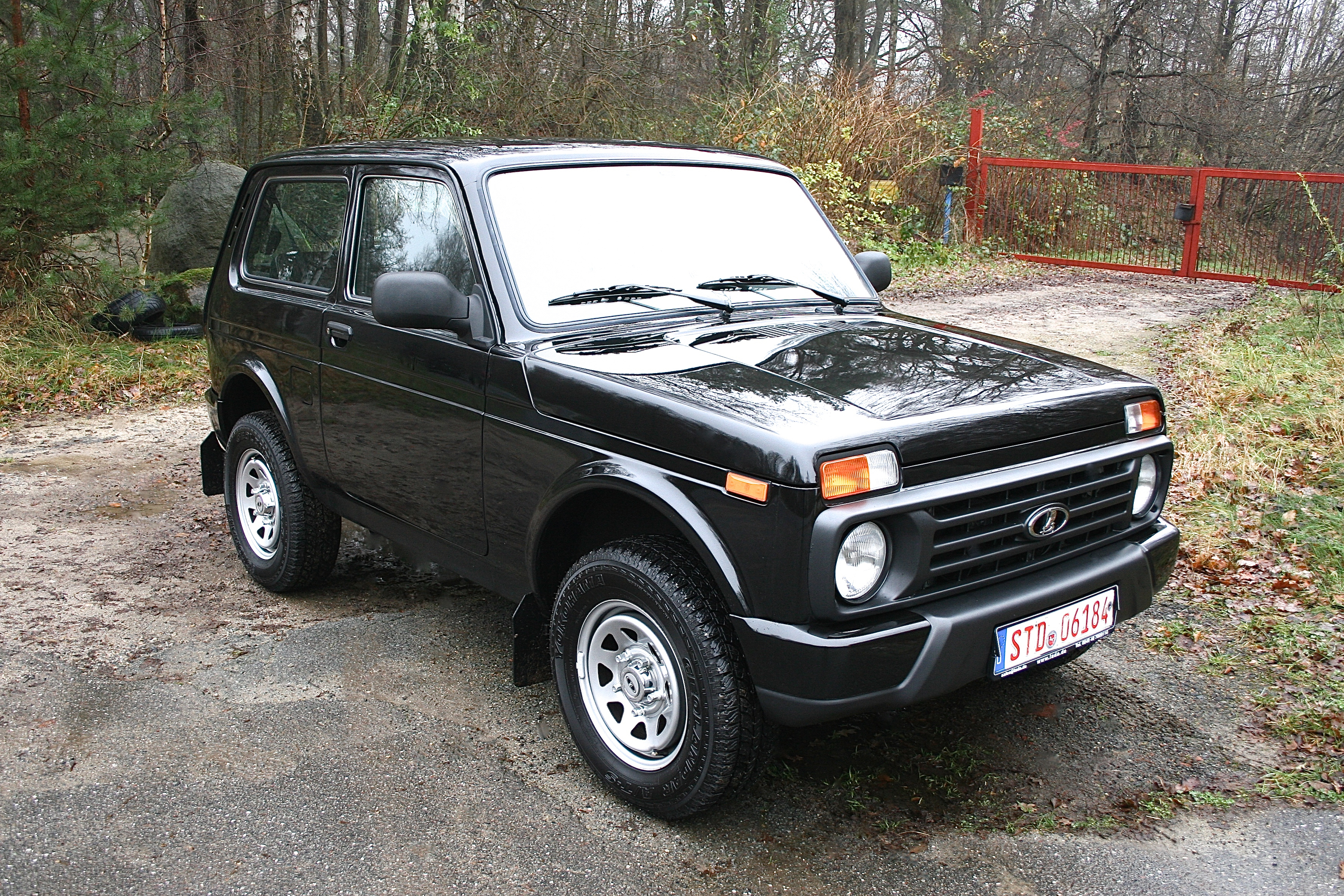 Der Lada 4x4 ist nicht nur ein automobiler Klassiker, sondern längst Kult (die abgebildeten Felgen sind Sonderzubehör). Foto: Auto-Medienportal.Net
