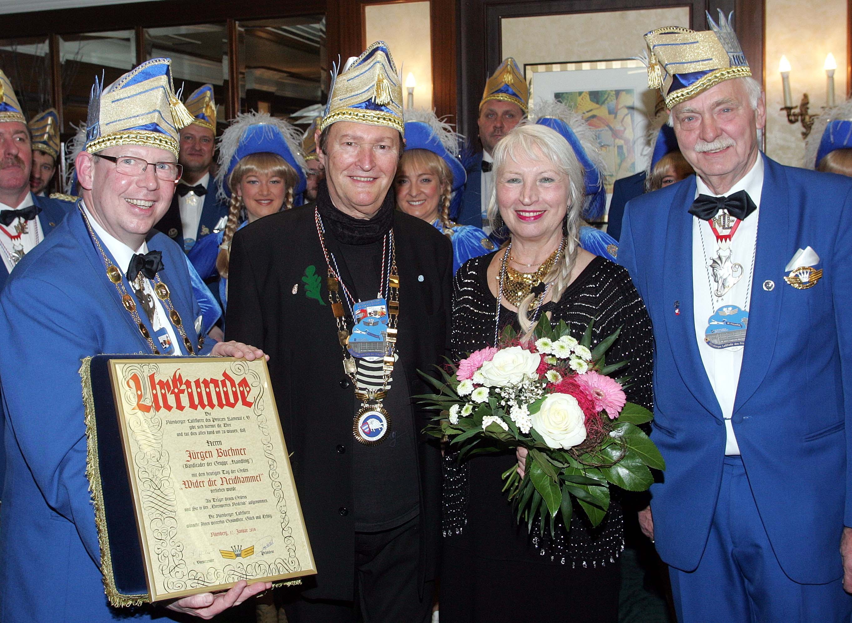 Die Nürnberger Luftflotte ist stolz auf ihren Ordensträger: (v.l.) Sitzungspräsident Jörg Philips (l.), Hans-Jürgen Buchner mit Gattin Ulrike Böglmüller-Buchner und Klaus Huber (r.), 1. Vorsitzender.
