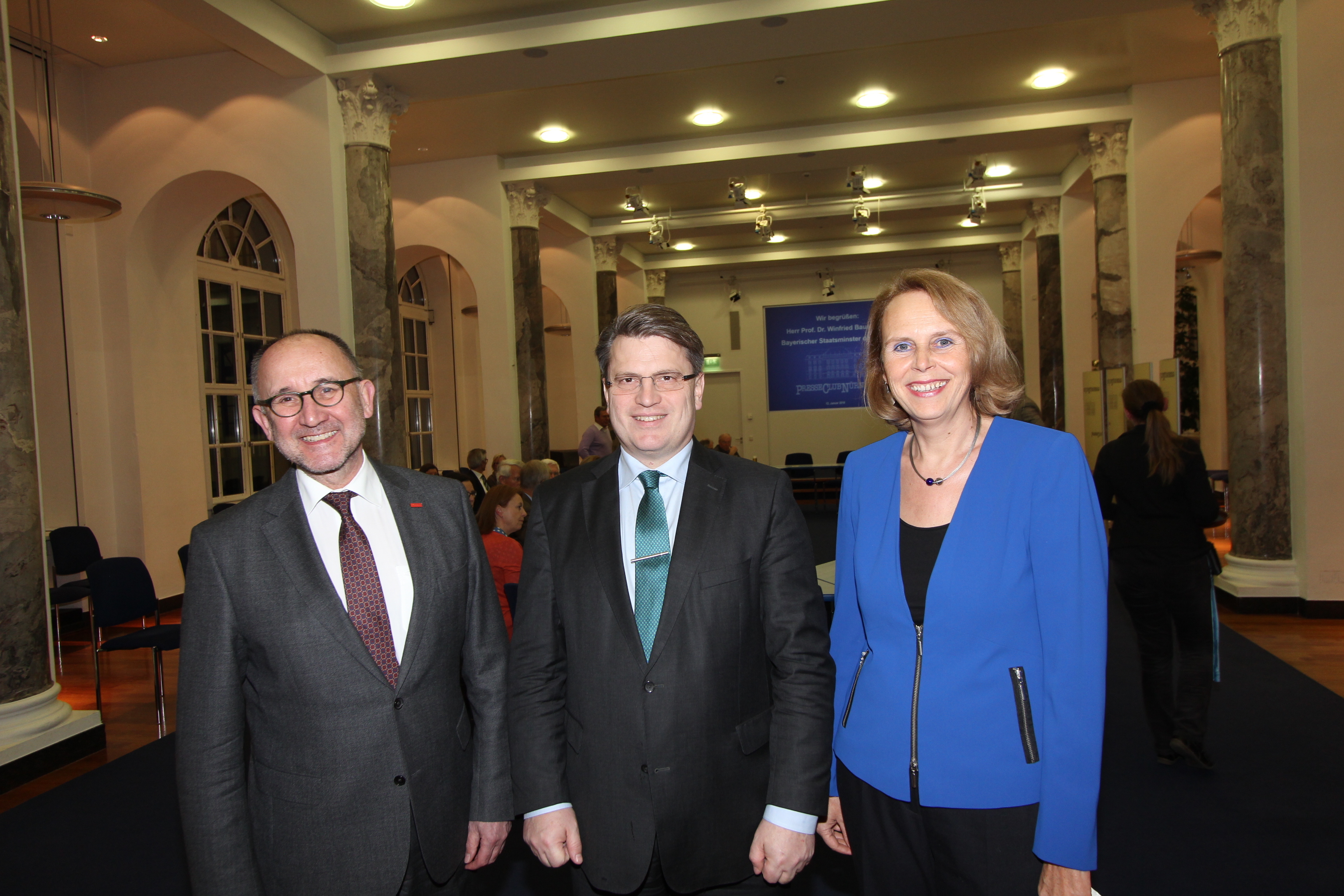 Siegfried Zelnhefer (l.), Vorsitzender des Presseclubs, und Moderatorin Susanne Stemmler begrüßen Prof. Dr. Winfried Bausback.