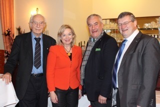 Dr. Sieghard Rost, Gründer Arbeitskreis Schule - AKS, Barbara Regitz, Bezirksvorsitzende AKS, Staatsminister Dr. Ludwig Spaenle, und Michael Brückner (v.l.), CSU-Landtagsabgeordneter.