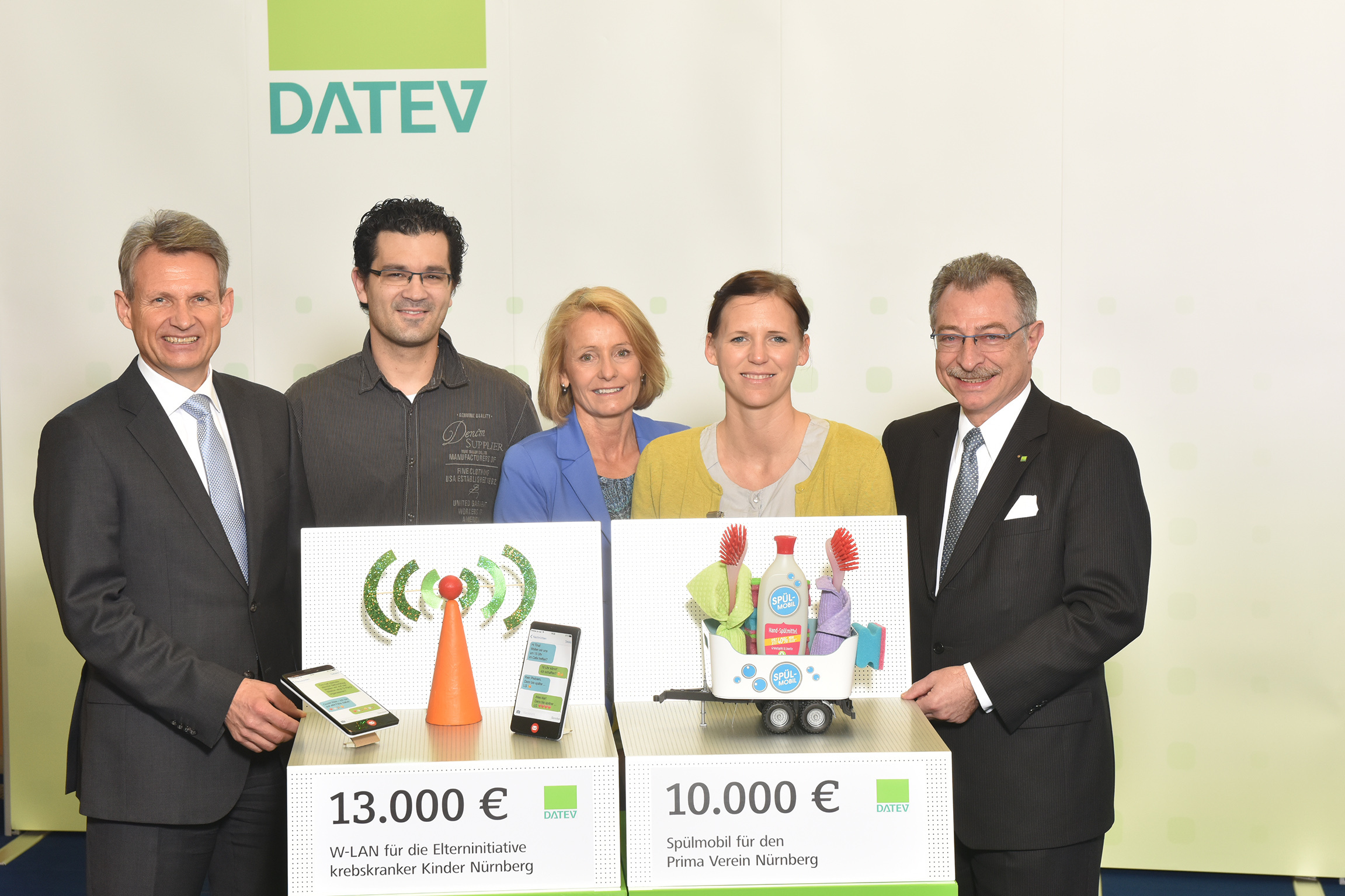 Bei der symbolischen Spendenübergabe (v.l.): Jörg von Pappenheim, DATEV, Stephan Engelhardt, 1. Vorsitzender Elterninitiative krebskranker Kinder, Caroline Kaltenbrunner, Steuerberaterin, Sandra Engelhardt, 1. Vorsitzende Prima-Verein, Prof. Dieter Kempf, DATEV.
