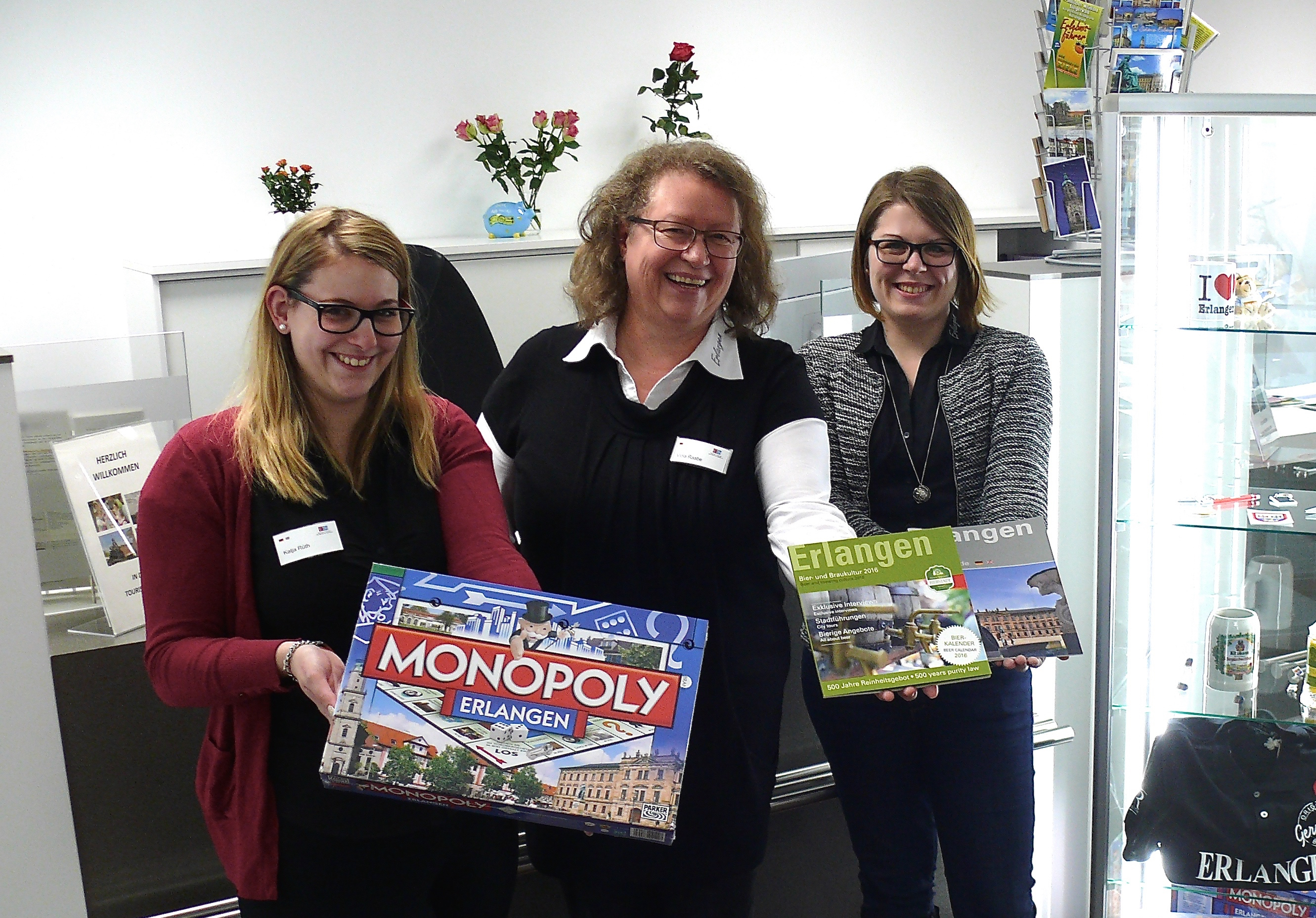 Jede Menge Informationen über die Hugenottenstadt, aber auch Andenken & Co. hält das freundliche Team der Erlanger Tourist Information für Besucher bereit. Foto: Uwe Müller
