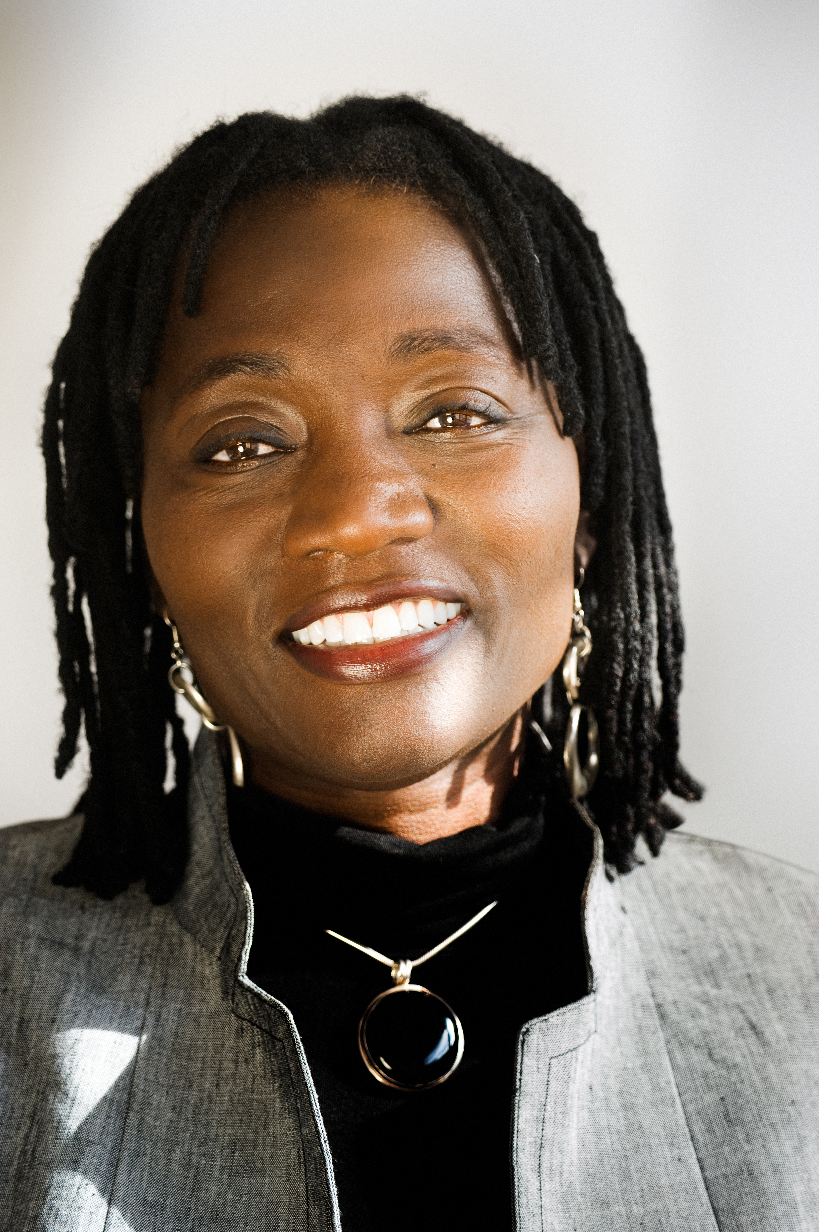 Dr. Auma Obama: ,,Wenn ich Kosmetik benutze, bevorzuge ich Naturkosmetik. Ich schlafe ruhiger, wenn ich weiß, dass ich meine Haut und meinen Körper keinen synthetischen Chemikalien aussetze."
