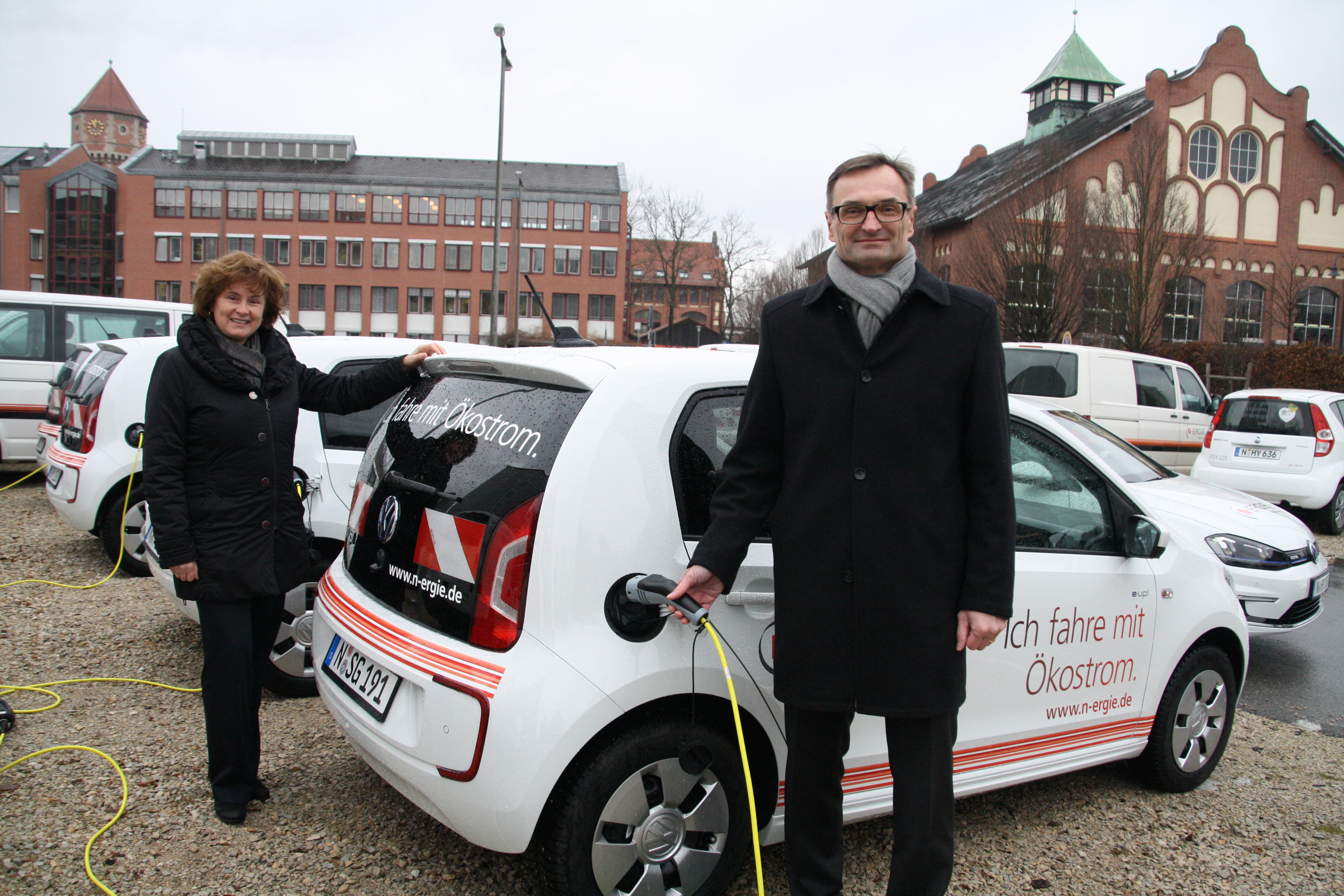 Die N-ERGIE selbst hat ihren Fuhrpark um jeweils fünf VW e-up!s und e-Golfs erweitert. Claudia Heinrich, Leiterin des Fuhrparks bei der N-ERGIE, und Josef Hasler, Vorstandsvorsitzender der N-ERGIE, beim Pressetermin im Januar 2015. Jetzt soll die Ladeinfrastruktur im Jahr 2016 weiter ausgebaut werden. Momentan können Elektrofahrzeuge an insgesamt 64 Stationen in 30 Orten geladen werden.
