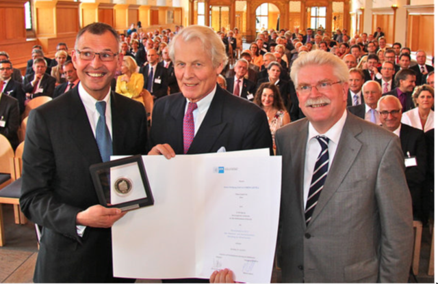 IHK-Ehrenmedaille 2012 für Anton-Wolfgang Graf von Faber-Castell. IHK-Präsident Dirk von Vopelius (l.) und Staatsminister Martin Zeil (r.) ehrten Anton-Wolfgang Graf von Faber-Castell (Mitte) mit Urkunde und Medaille. | Foto: Archiv/John R. Braun