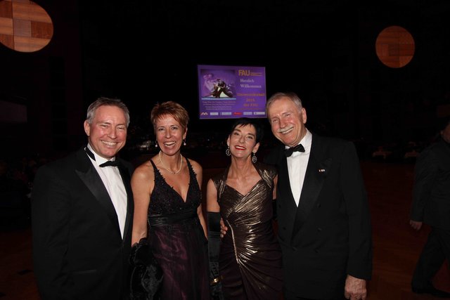 IHK Hauptgeschäftsführer Markus Lötzsch (l.) mit Ehefrau Katharina (2.v.l.) und Ex-Messe-Chef Bernd Diederichs und Ehefrau Corinna. | Foto: John R. Braun