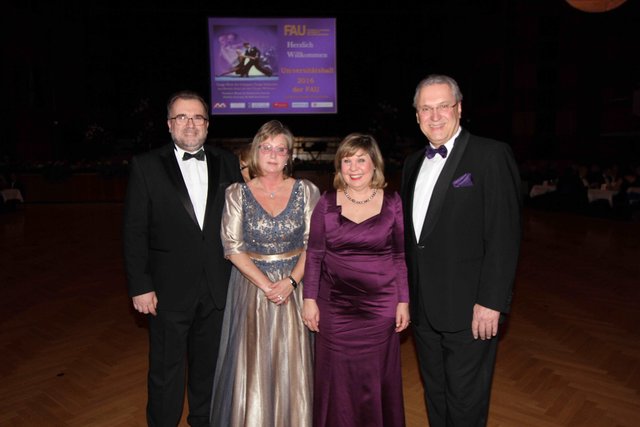 Staatsminister Joachim Herrmann (r.) und Ehefrau Gerswid (2.v.r.) mit Siemens-Vorstand Prof. Siegfried Russwurm und Ehefrau Susanne. | Foto: John R. Braun