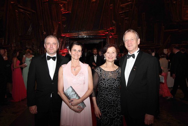 Prof. Heimo Ertl (r.) und Ehefrau Ursula (2.v.r.) mit Unternehmer Wolfgang Schmauch mit Ehefrau. | Foto: John R. Braun