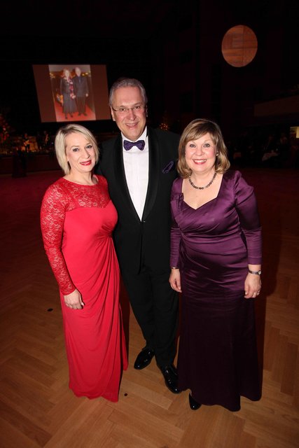 Staatsminister Joachim Herrmann und Ehefrau Gerswid (r.) mit Dagmar Munk, Breuninger Marketing-Chefin. | Foto: John R. Braun