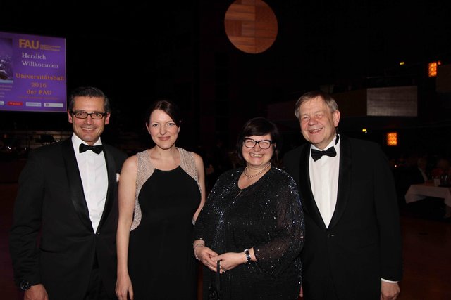 Nürnbergs Wirtschaftsreferent Dr. Michael Fraas (l.) mit Ehefrau Karin (2.v.l.) und MdL Karl Freller mit Ehefrau Monika. | Foto: John R. Braun