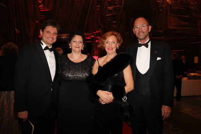 Uni-Präsident Prof. Dr. Joachim Hornegger mit Ehefrau Belinda und Prof. Dr. Klaus Wübbenhorst, EMRN, mit Ehefrau Brigitte | Foto: John R. Braun