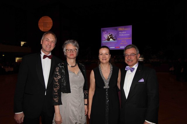 Agentur-Chef Ralf Gabriel (l.) mit Ehefrau Barbara Steinhaus (2.v.l.) und Datev-Chef Dieter Kempf mit Lebensgefährtin Anke Buddenberg. | Foto: John R. Braun