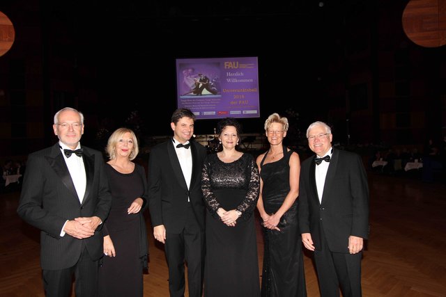 Uni-Präsident Prof. Dr. Joachim Hornegger (3.v.l.) und Ehefrau Belinda (3.v.r.) mit Prof. Dr. Michael Braun (l.), Präsident der Technischen Hochschule Nürnberg Georg-Simon-Ohm, mit Ehefrau Gabriele (2.v.l.) sowie Prof. Dr. Hans-Joachim Puch, ehemaliger Präsident evangelische Hochschule Nürnberg, und Ehefrau Jeannie. | Foto: John R. Braun