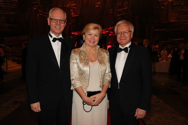 Dr. Siegfried Balleis, Vorsitzender Unibund, mit Ehefrau Angelika und Ex-Uni-Präsident Prof. Dr. Karl-Dieter Grüske (r) | Foto: Dreier/bayernpress