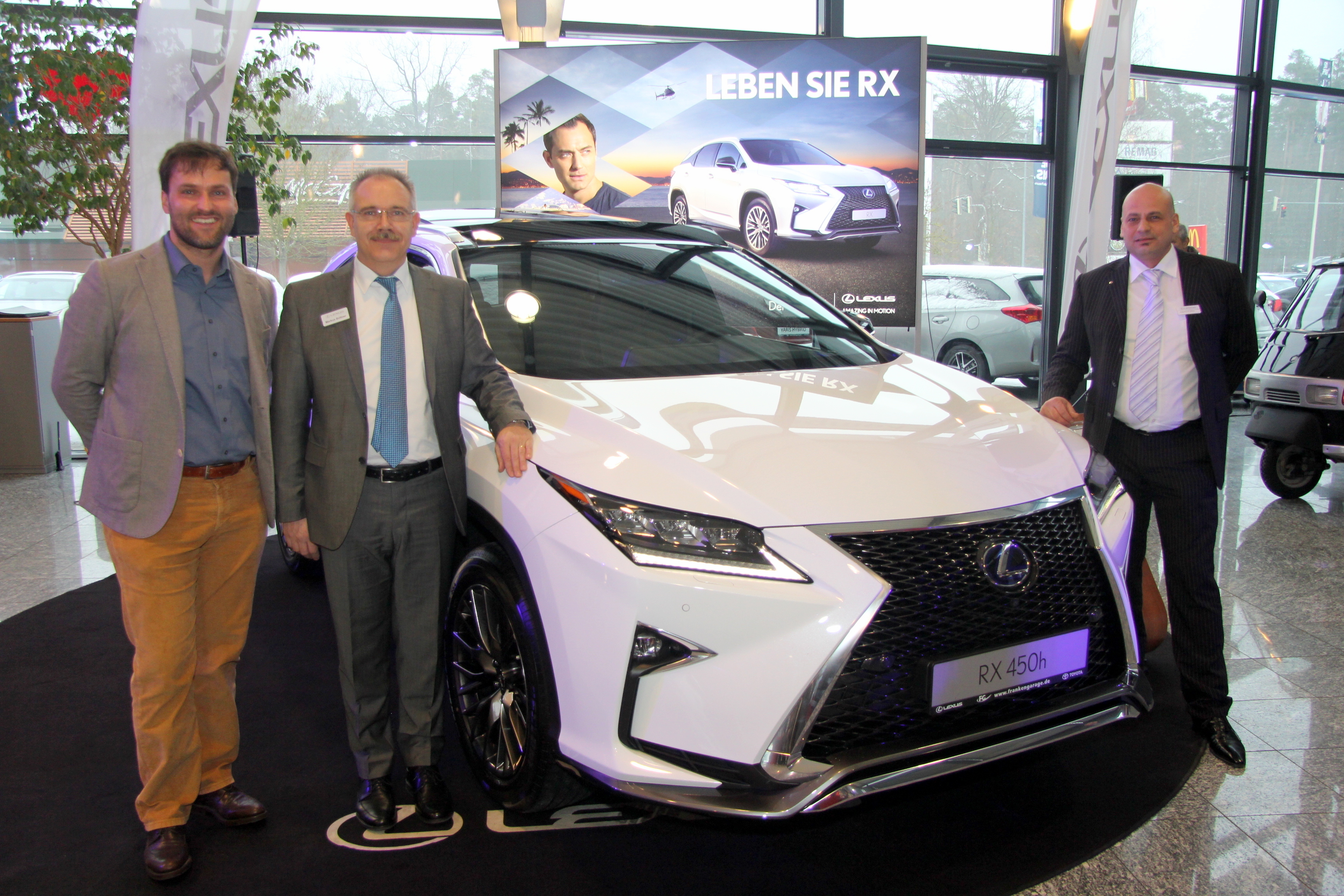 FG-Geschäftsführer Thomas Fuchs, Verkaufsleiter Markus Büttner und Verkaufsberater Antonino Profeta präsentierten das neue Premiummodell Lexus RX. (v.l.n.r.)