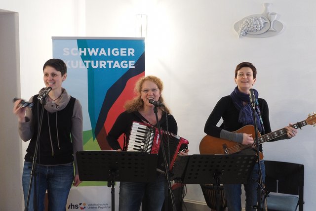 Beim Begegnungsfest „Musik öffnet die Herzen“ des Unterstützerkreises „Schwaig solidarisch“ kamen Flüchtlinge und Schwaiger zu einem Nachmittag mit Musik, Tanz und Gesprächen zusammen. | Foto: Ulf Siefker