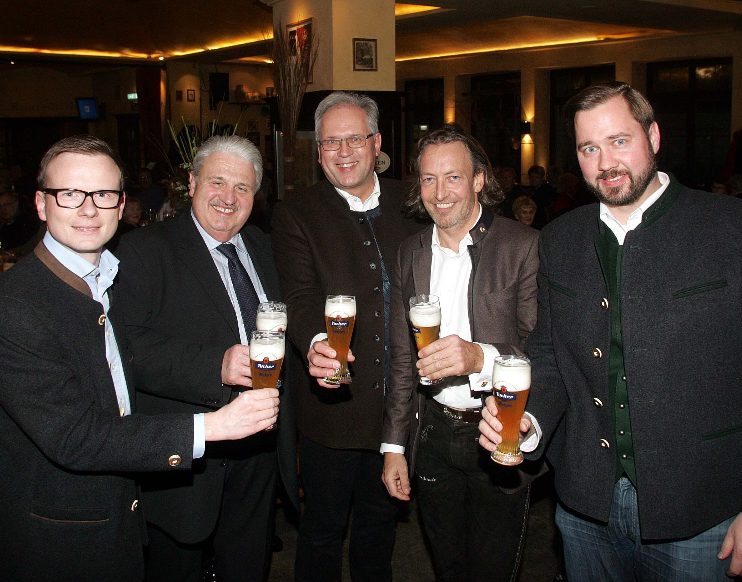 Prost auf traditionelle Wirtshauskultur (v.l.): Bezirksrat Peter Daniel Forster, CSU-Ortsvorsitzender Ralf Regnat, Bezirkstagspräsident Richard Bartsch, Schirmherr, Bratwurst-Röslein-Wirt Thomas Förster und CSU-Kreisvorsitzender Jochen Kohler.