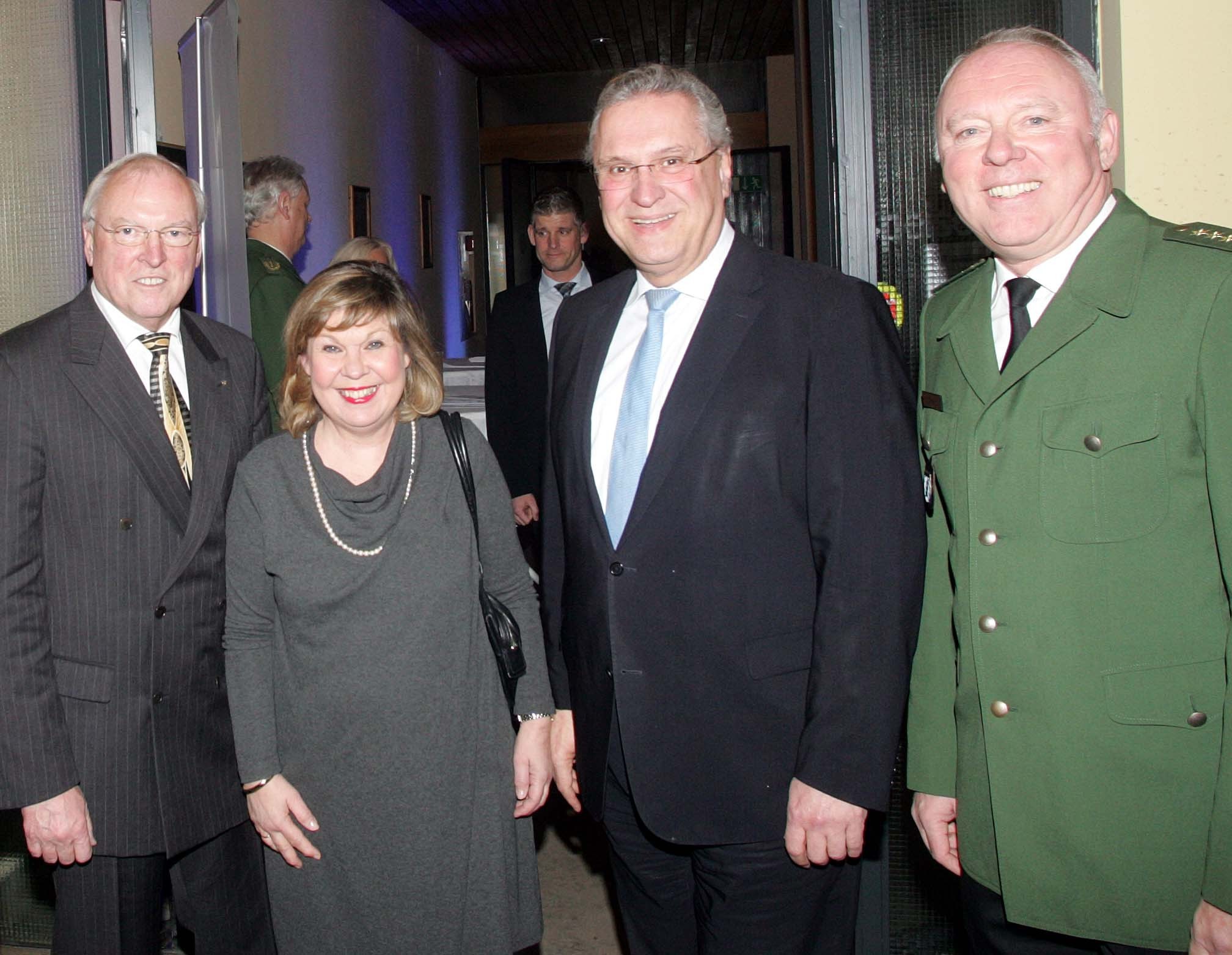 Gerhard Danzl (l.), 1. Vorsitzender des Freundeskreises e.V., Staatsminister Joachim Herrmann mit Ehefrau Gerswid und der Ltd. PD Werner Süßmann (r.), Leitender Polizeidirektor